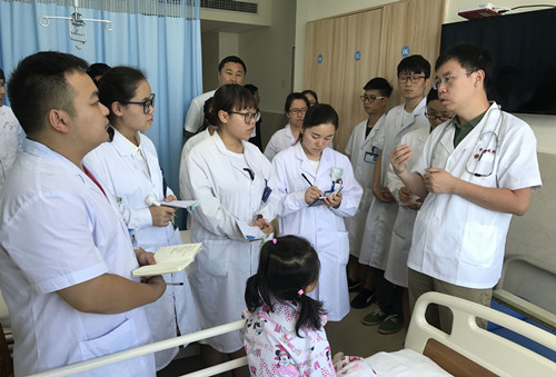 7.27上海市第一人民医院驻我院心胸外科专家杨迪成（右一）博士教学查房.jpg