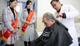 我院“国际志愿者日”进病房为患者理发