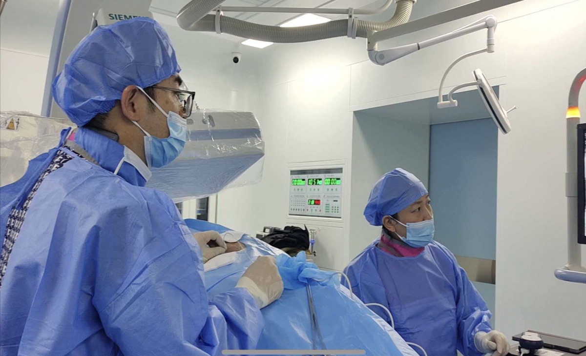 图片包含 病房, 人, 房间, 室内AI 生成的内容可能不正确。