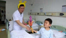 病房里的“六一”也要快乐呀！